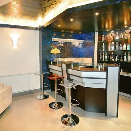 Riverside Family Hotel