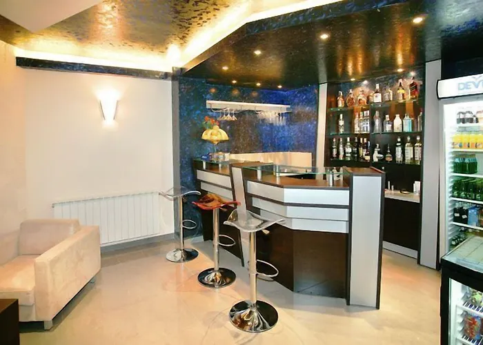 Riverside Family Hotel